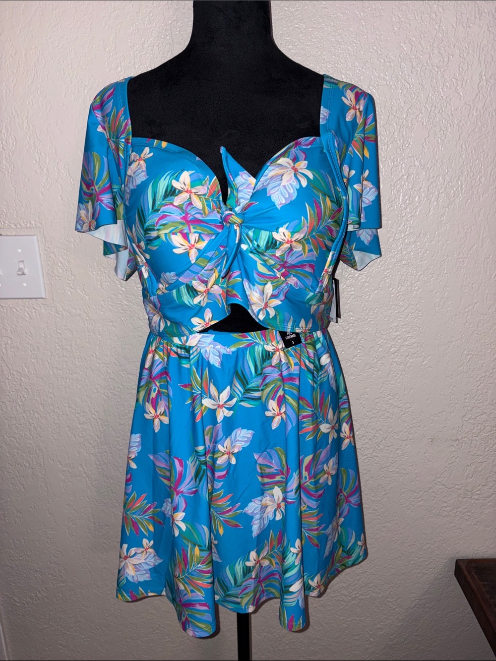 #T393 -NWT - Torrid Tropical Blue Floral Tie-Front Two-Piece Set with Skort - 3X